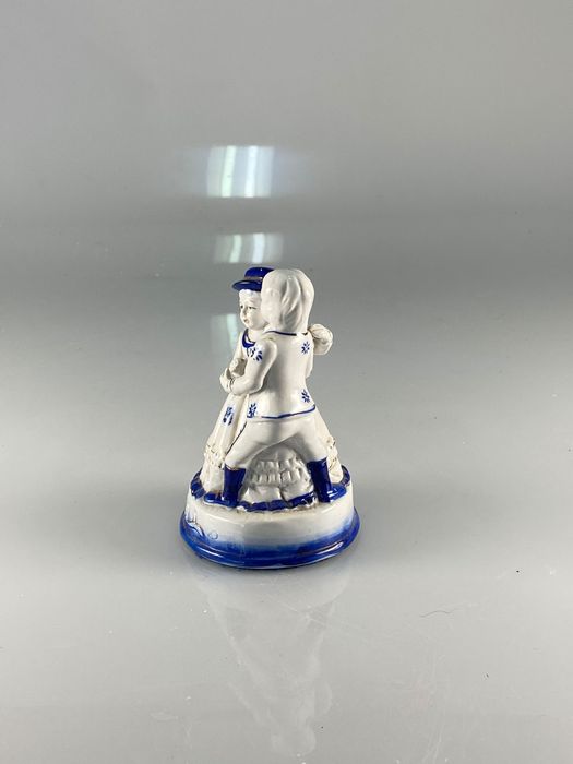 Figura decorativa em porcelana/faiança vidrada