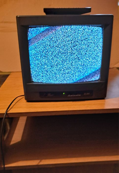 TV antiga a funcionar