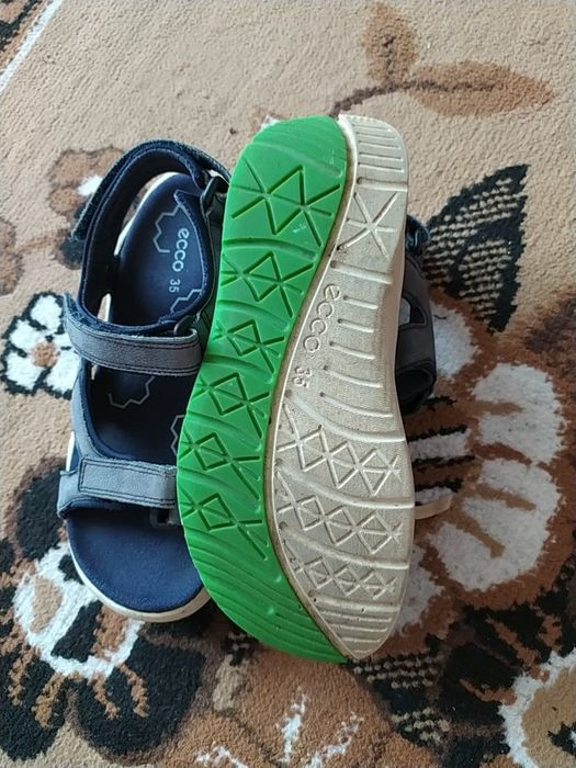 Продам на хлопчика босоніжки