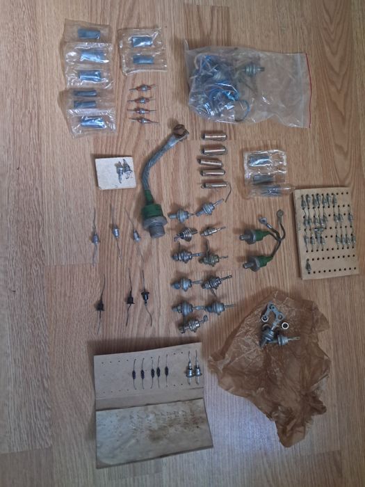 Діоди,СВЧ-діоди, стабілітрони, тиристори різні (кремнієві, селенові..)