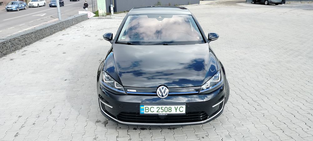 Продам E-Golf 2016 року.