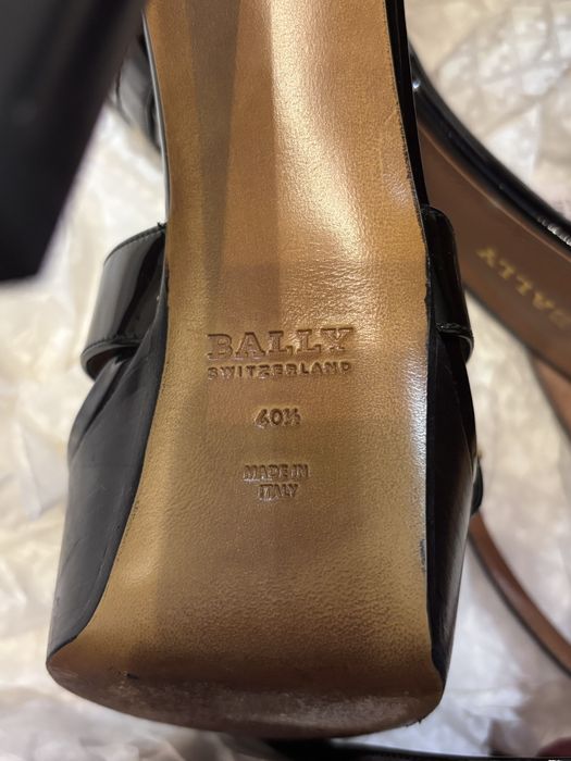 черные лакированные босоножки Bally на высоком каблуке.