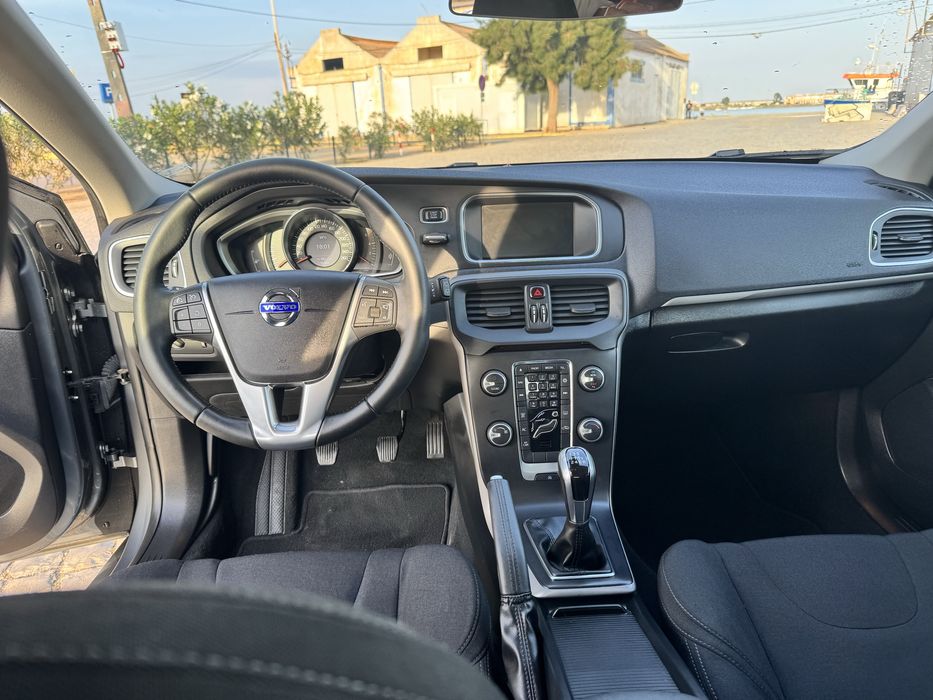 Volvo V40 D2 com 25 mil km