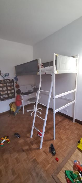 Excelente cama Ikea em altura de 207 x 90 com colchão e escrivaninha