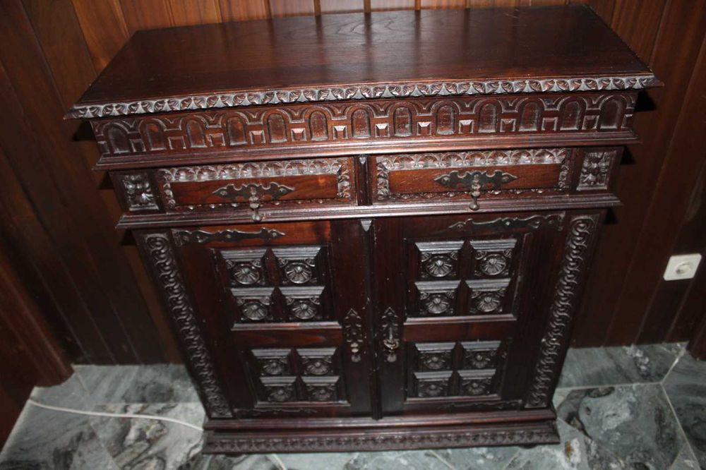 Móveis antigos para desocupar