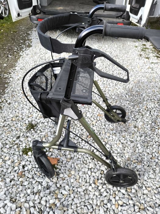 Nowy chodzik balkonik rollator ,lekki ,składany ,solidny,z oparciem i