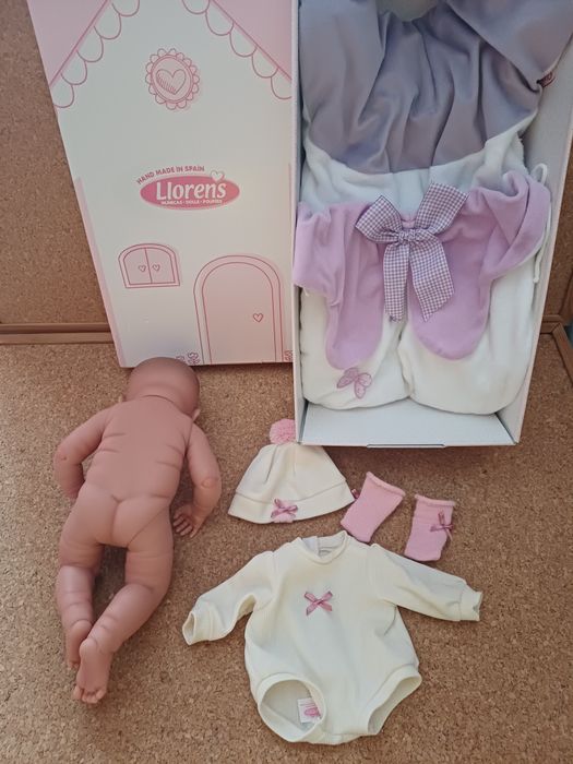 Boneca bebé com roupas, alcofa e caixa 
Como nova
