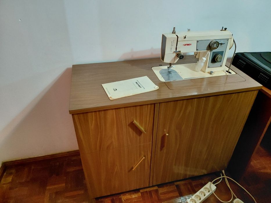 Máquina de costura Refrey com móvel