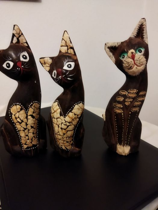 Três gatos de madeira leve