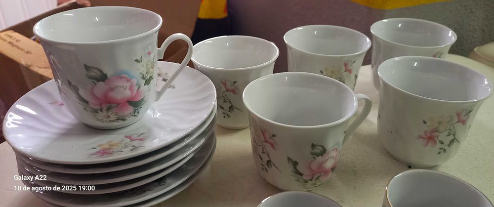 Conjunto de chávenas de chá e café