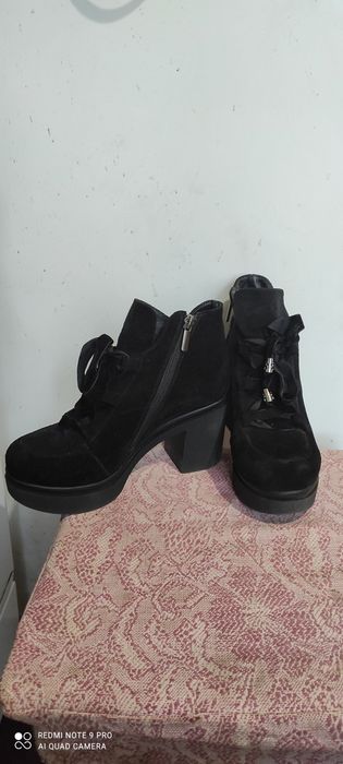 Нові замшеві черевики