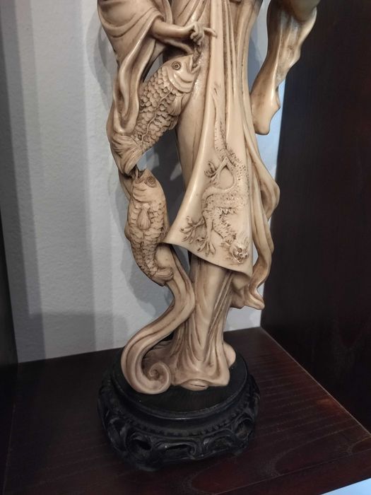 Estatueta em marfinite