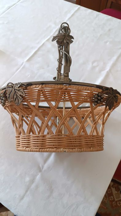 Cesto oval de verga e metal