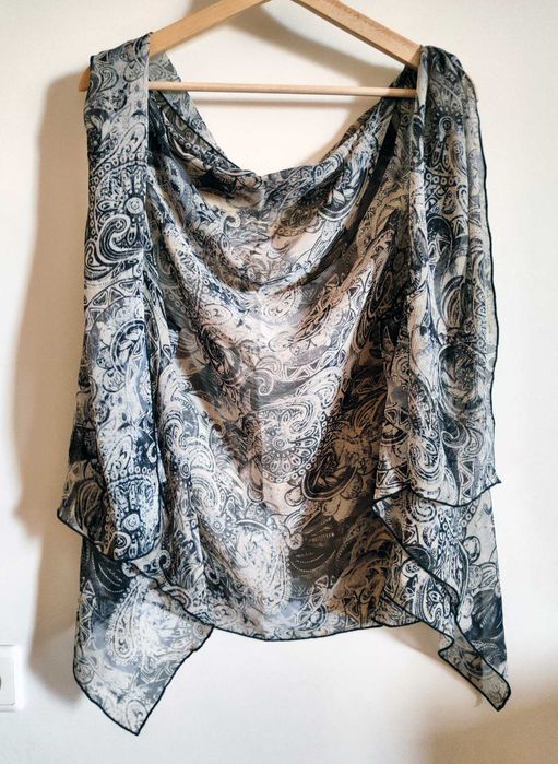 Lenço e colete estampado