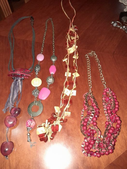 Vários fios e colares.