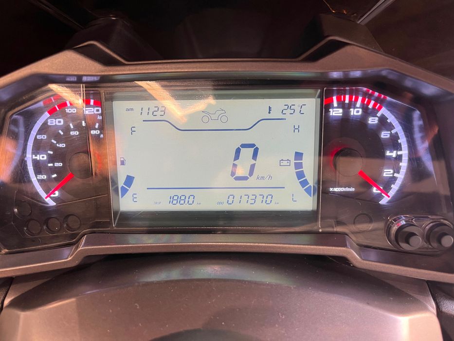 Keeway Vieste 125 de 2021 KEY LESS RIDE Uma Scooter pratica e economica