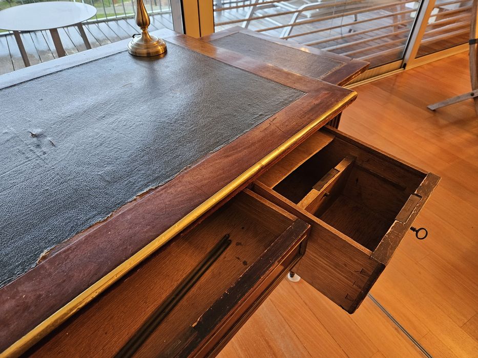 Antiga mesa de escritório em madeira maciça, acajou