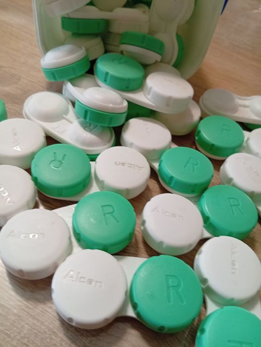 Капсули від Кіндер та  контейнери від лінзи