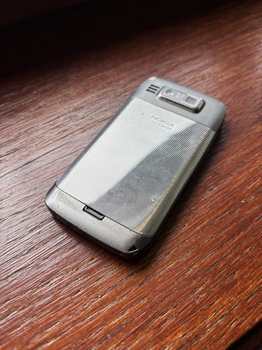 Nokia E72 + pudełko, ładowarka, uchwyt i akcesoria