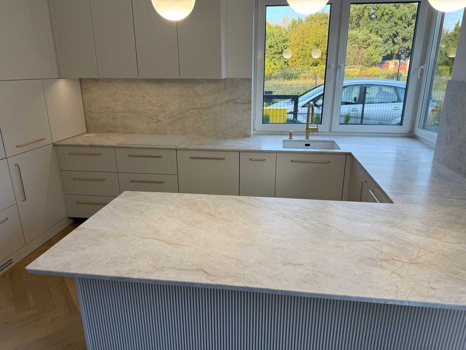 Blaty kamienne, kwarc naturalny, konglomerat, granit, spiek kwarcowy.