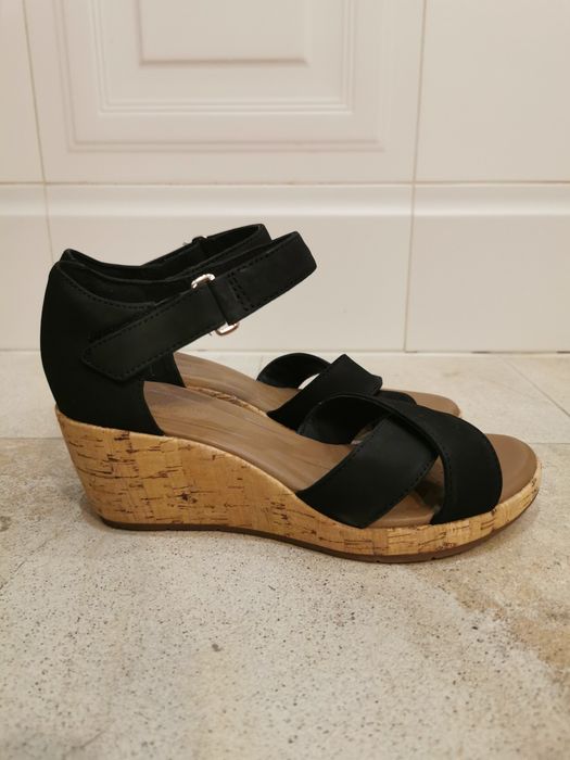 Nowe sandały na koturnie Clarks