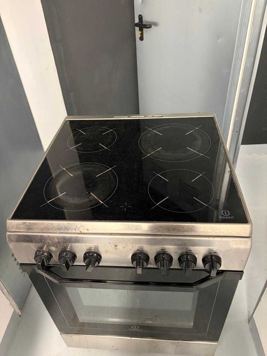 Fogão elétrico Indesit com placa vitrocerâmica e forno