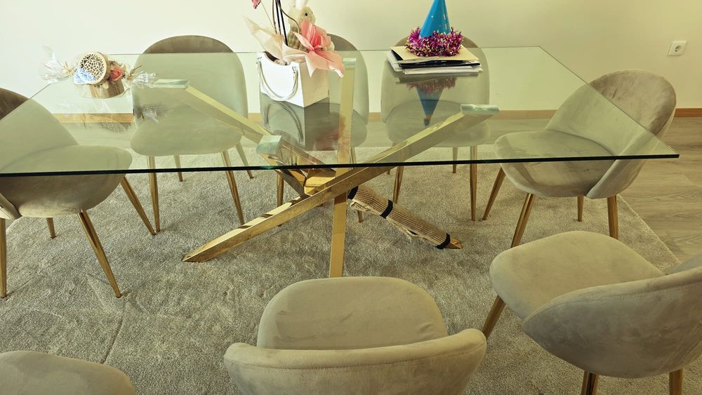 Mesa de vidro com base dourada