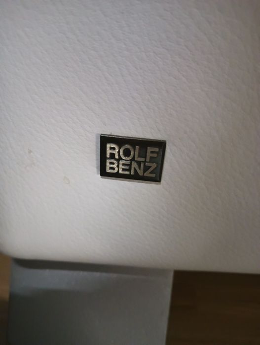 Biała skórzana sofa firmy Rolf Benz, kultowy model 322
