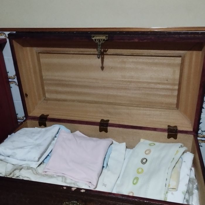 SALDOS!!Arca de madeira trabalhada