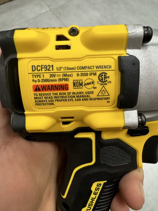 Комплект безщітковий гайковерт Dewalt DCF921 1/2 20v. 610Нм. USA