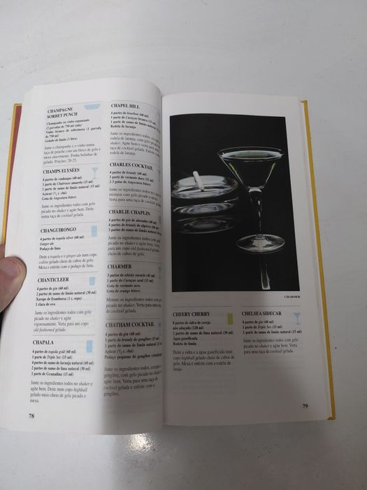 Livro antigo para confecção de cocktails 10€
