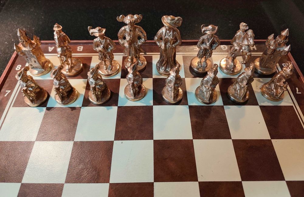 Jogo de xadrez, tabuleiro 42,5cmx42,5cm + 32 peças metal pesado