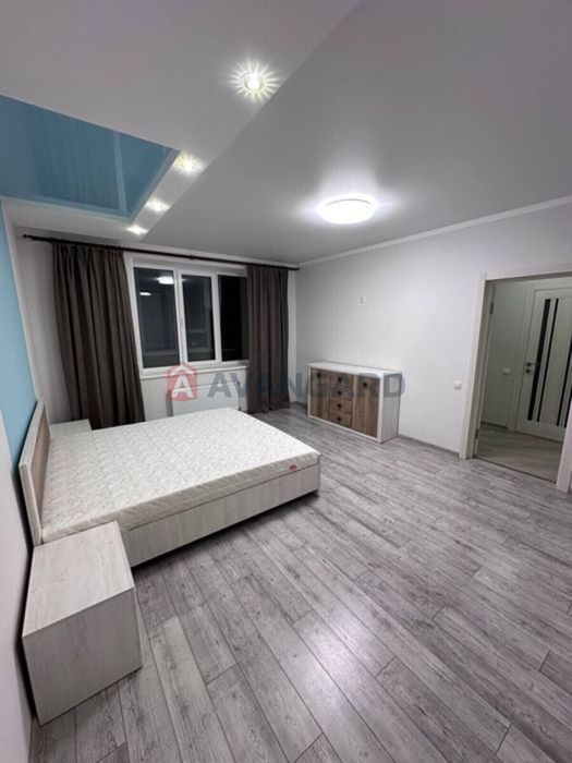 Простора 2-кімнатна з якісним ремонтом на Озерній + закритий двір.