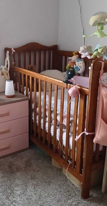 Berço de bebé com colchão com grade elevatória + Muda fraldas ikea com colchão impermeável e resguardo cor de rosa.
