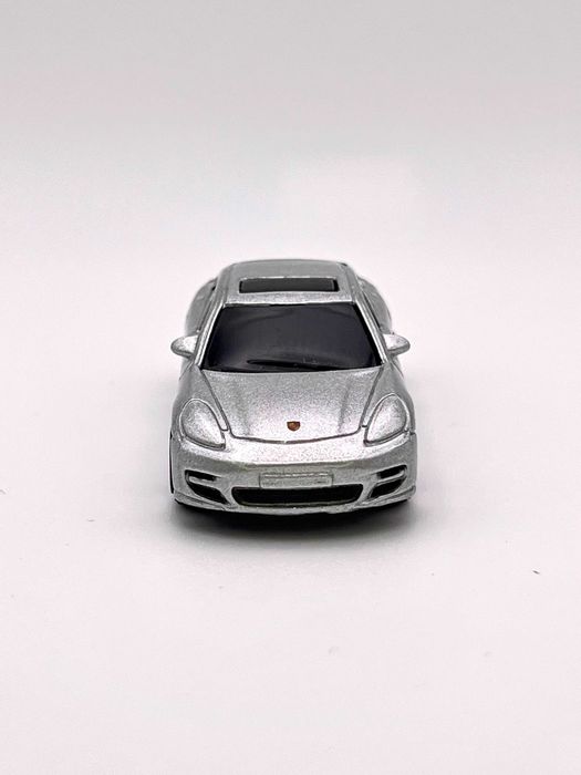 Porsche Panamera Turbo Prateado 1:64 (Maisto Fresh Metal 2010)