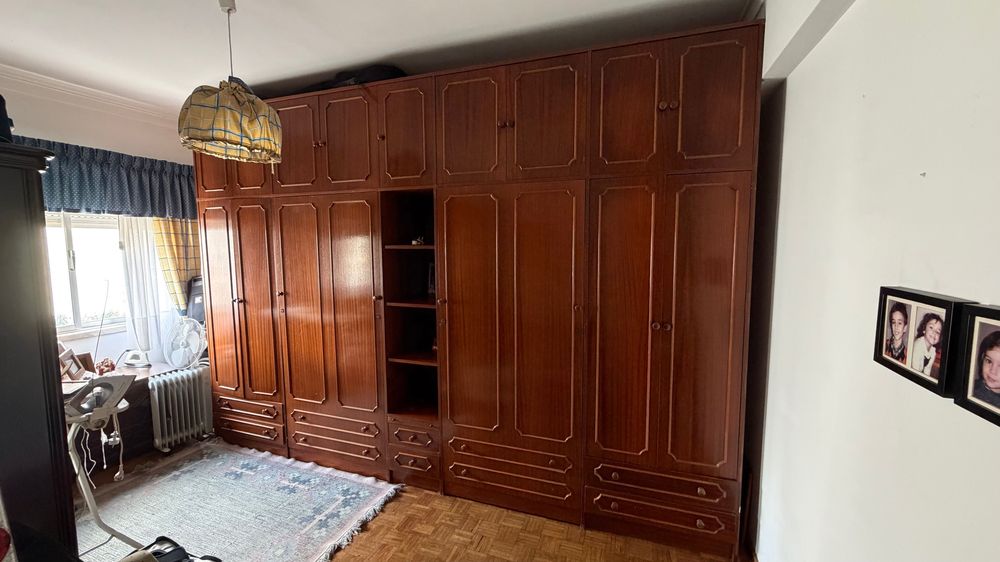 Quarto modular com 2 camas rebatíveis integradas + roupeiro + mesas de cabeceira