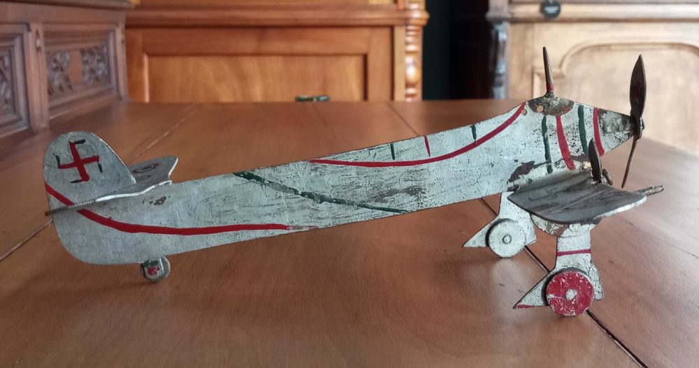 Antigo brinquedo artesanal Avião Alemão II Guerra Mundial em ferro