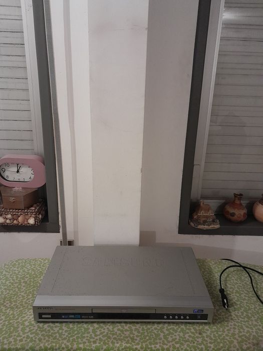 Vendo Leitor de DVD SAMSUNG muito bonito em bom estado