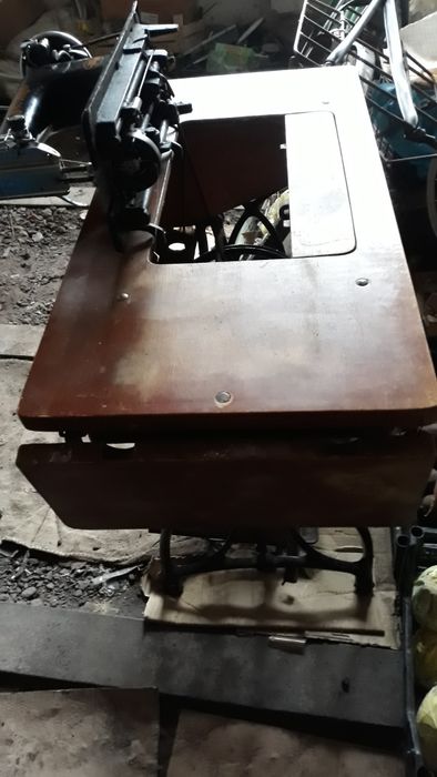 Продается старинная швейная машинка  ц 1200 гр