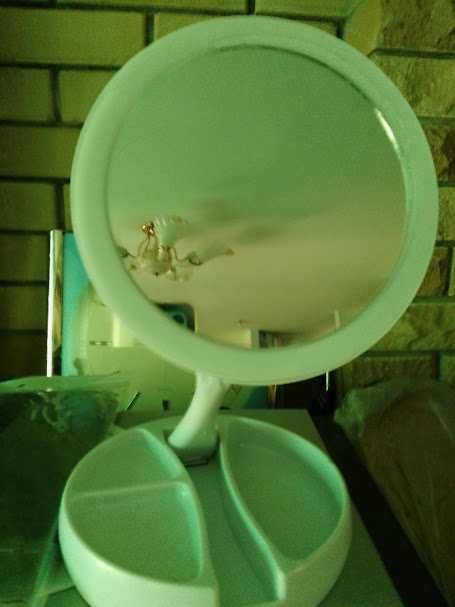 Зеркало косметическое  двухстороннее  с подсветкой  новое