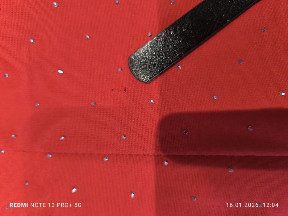 Fajne czerwone spodenki z cekinami i koronką