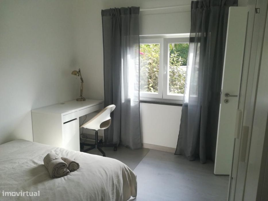Quarto - localizado em Carcavelos Lisbon