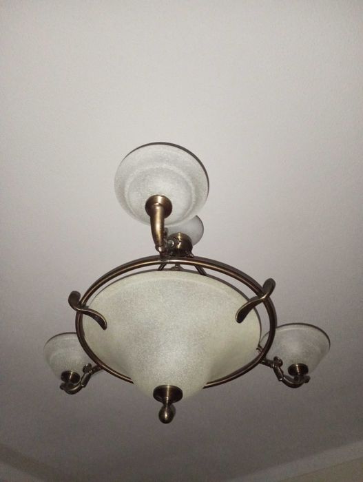 Candeeiro de teto com três braços