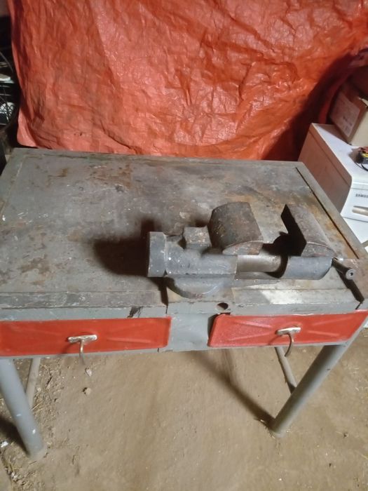 Продам верстак с тисками