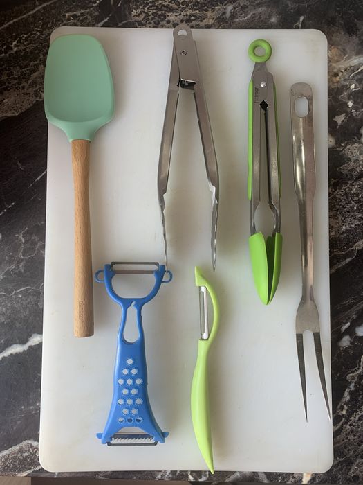 Ступа, лотки эмМедные ковши формы ножницы .щипцы, овощечтстки, лопатка