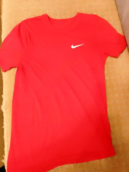Легка спортивна футболка NIKE(розмір -S)