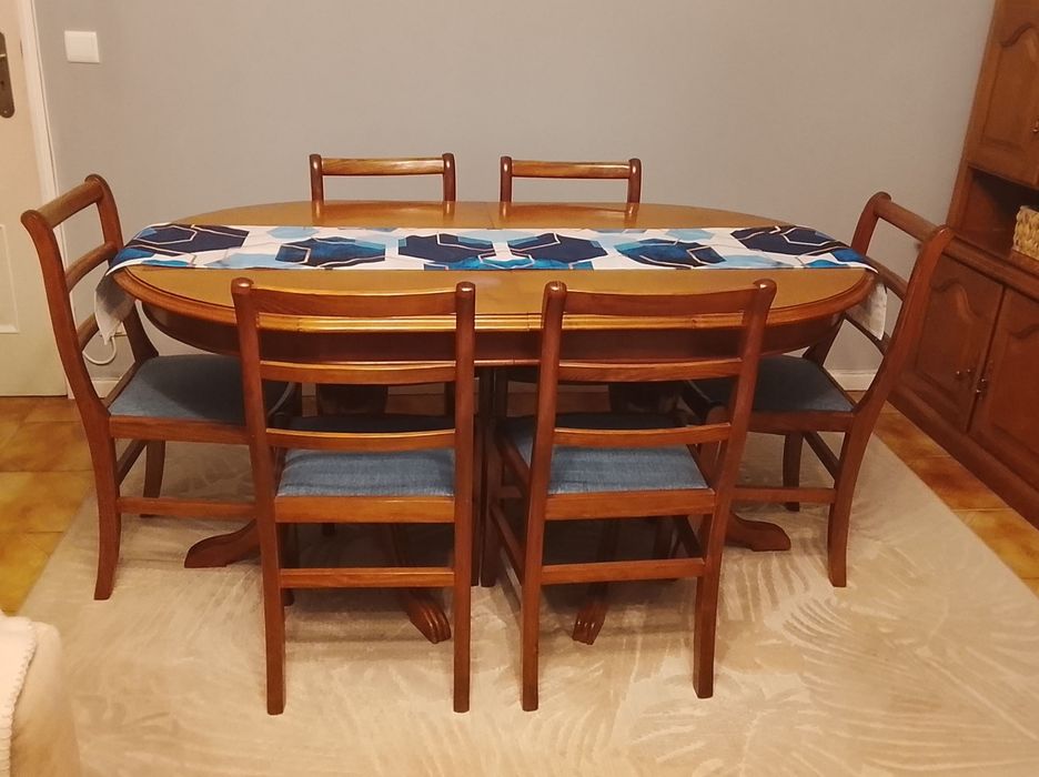 Mesa com 6 cadeiras