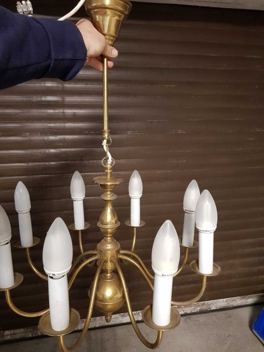 Piękny stary mosiężny żyrandol.
