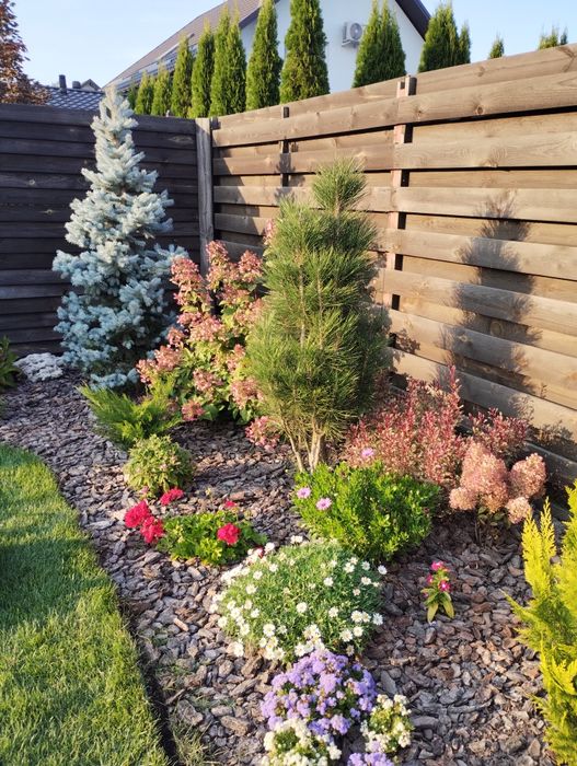 Обрізка саду. Ландшафтний дизайн. Стрижка. Обробка.Скарифікація газону