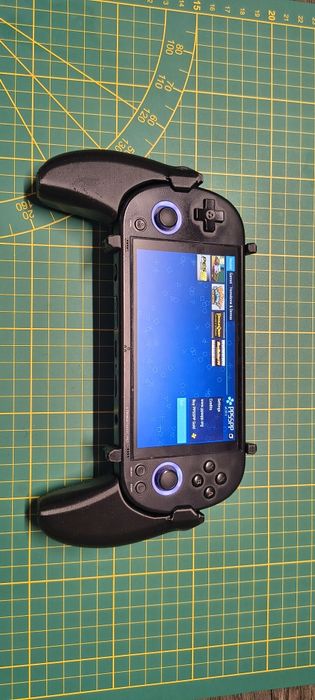 Trimui Smart Pro + Akcesoria (Karta 32 GB z CrossMix, rączki, zmienione chłodzenie, matowa folia ochronna 3mk)